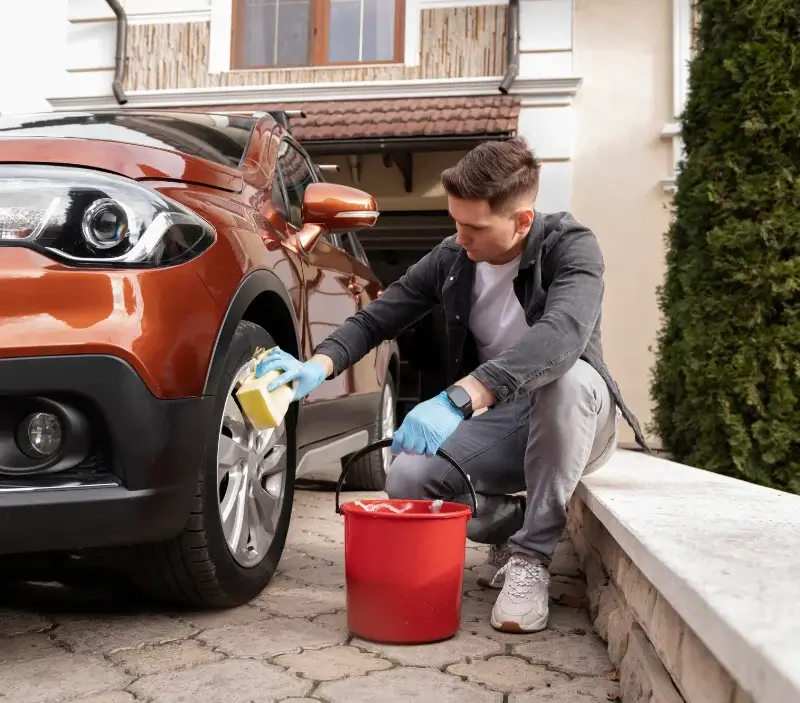 Lavage auto à domicile Bessuéjouls : professionnel intervenant sur un véhicule